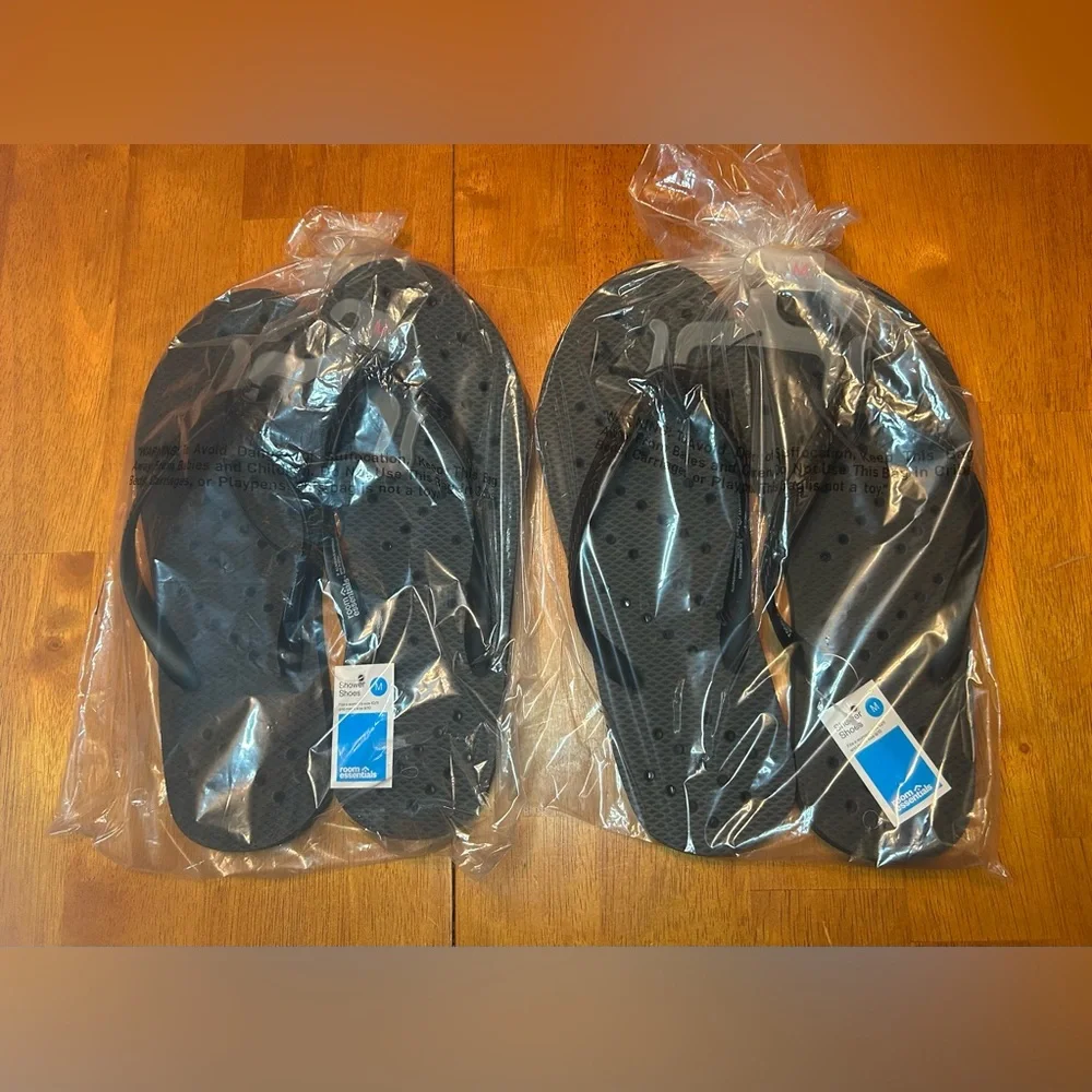 Room Essentials Black Textured Shower Flip Flops / bundle of 2 / size medium - Picture 3 of 4